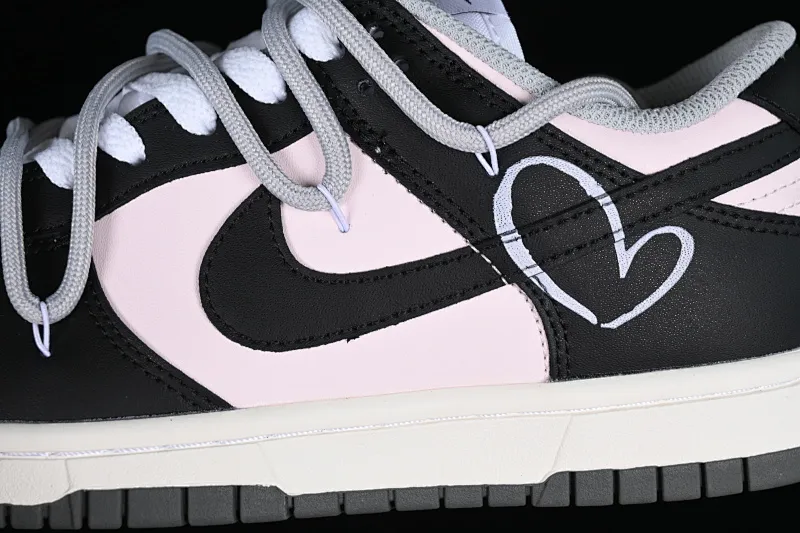 All Categories Nk SB Dunk Series Nk SB Dunk Low Low-top Sneakers Nk Dunk Low Sweetheart Hot Girl Valentine's Day Black Pink SB Strap Low-top Casual Sneakers DD1503-117